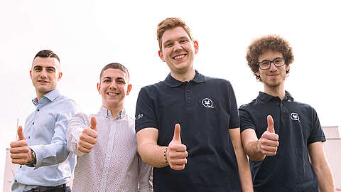 Deine Benefits bei einer Ausbildung beim Q-FOX® 4 Auszubildende des Q-FOX® strecken einen Daumen nach oben
