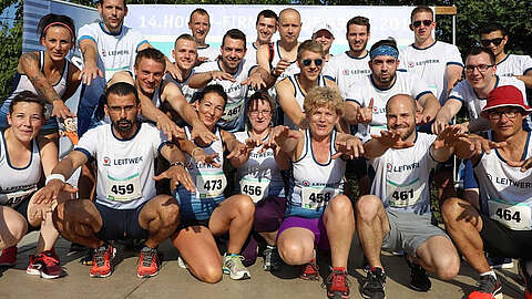 Unternehmenskultur beim Q-FOX® Gruppenbild von Mitarbeitern und Mitarbeiterinnen beim Hoch3 Firmenlauf