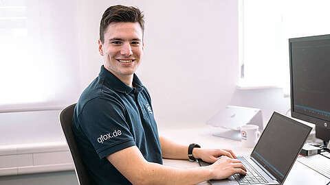 Fachinformatiker Anwendungsentwicklung (m/w/d) Auszubildender zum Fachinformatiker Anwendungsentwicklung (m/w/d) sitzt am Laptop und tippt auf der Tastatur